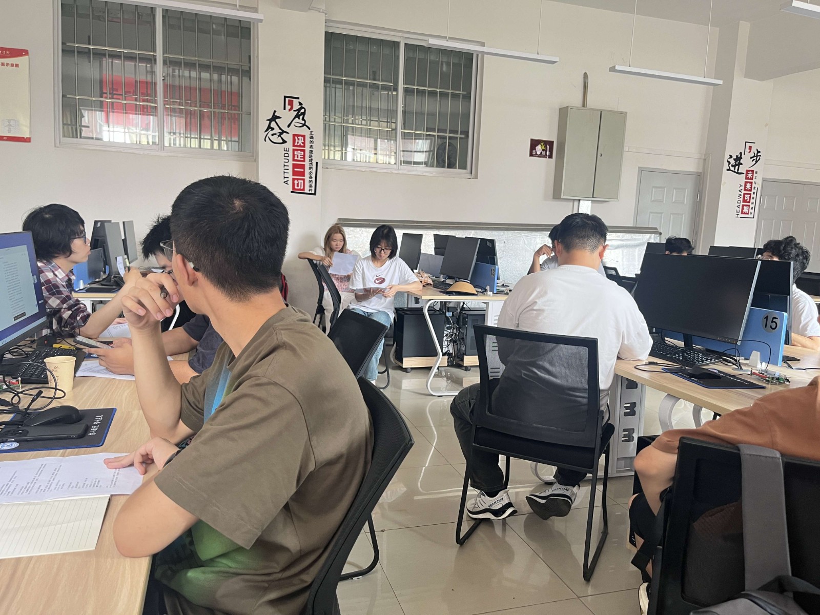 2--指导教师指导情景.jpg 2--指导教师指导情景.jpg