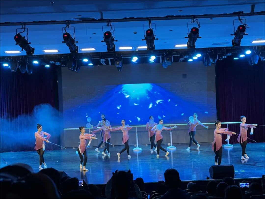 云南经济管理学院艺术与传媒学院20本科舞蹈学专业《纪元·舞20》毕业汇报展演圆满落幕 第 4 张 云南经济管理学院艺术与传媒学院20本科舞蹈学专业《纪元·舞20》毕业汇报展演圆满落幕 第 4 张