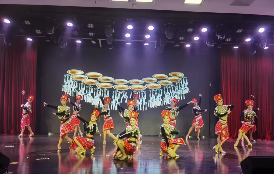 云南经济管理学院艺术与传媒学院20本科舞蹈学专业《纪元·舞20》毕业汇报展演圆满落幕 第 8 张 云南经济管理学院艺术与传媒学院20本科舞蹈学专业《纪元·舞20》毕业汇报展演圆满落幕 第 8 张