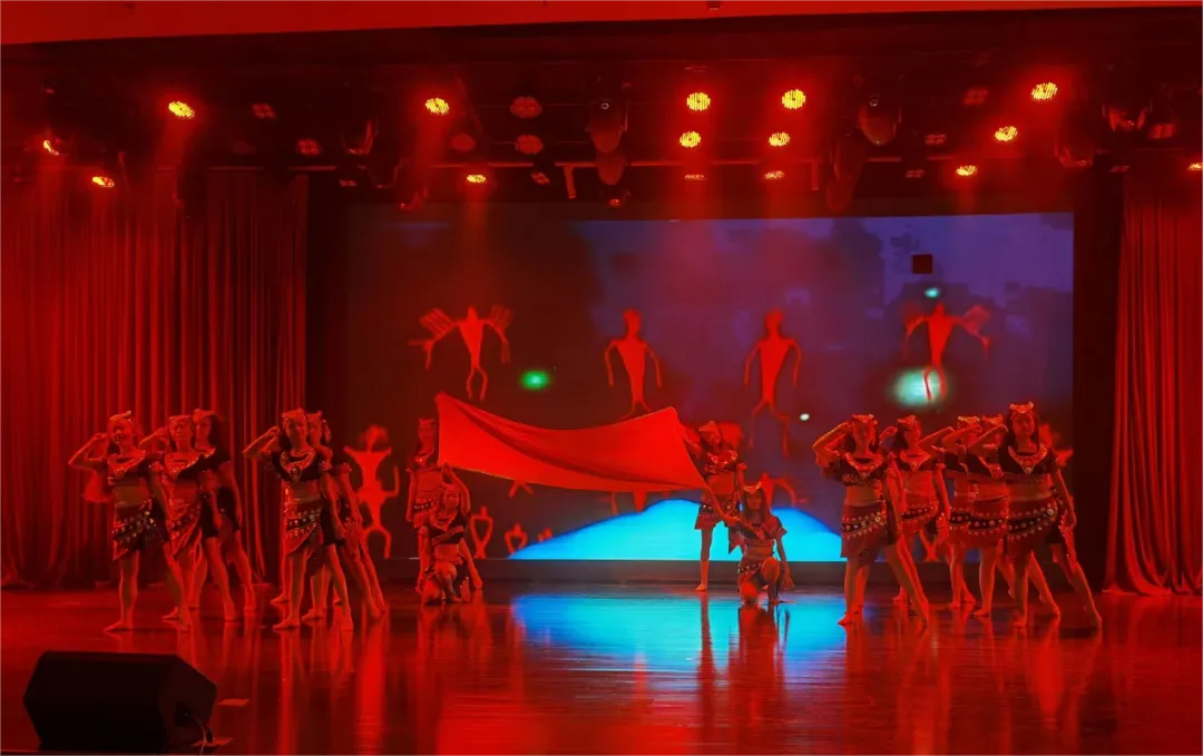 云南经济管理学院艺术与传媒学院20本科舞蹈学专业《纪元·舞20》毕业汇报展演圆满落幕 第 9 张 云南经济管理学院艺术与传媒学院20本科舞蹈学专业《纪元·舞20》毕业汇报展演圆满落幕 第 9 张