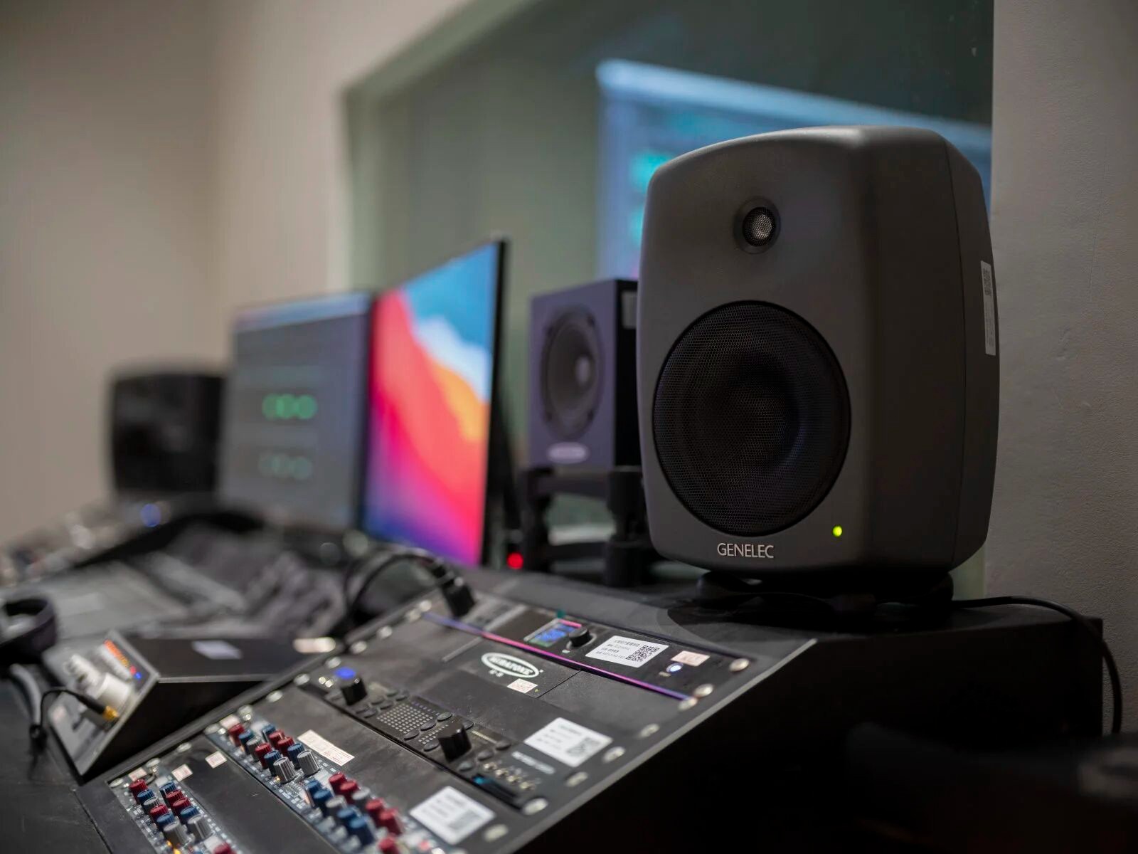 中国女高音歌唱家万山红老师莅临学校交流授课 第 13 张