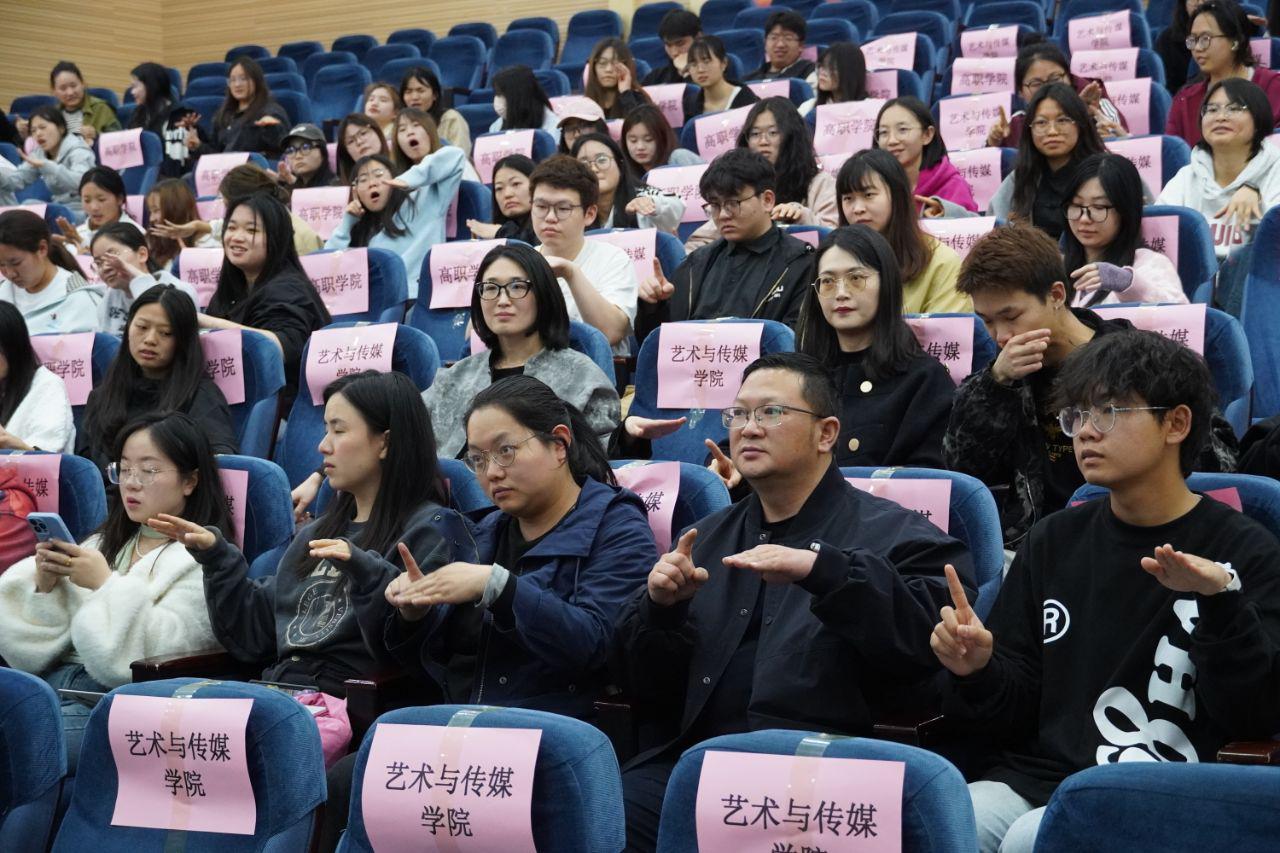 台湾师范大学夏学理教授做客我校 畅谈“艺术是媒，创意是桥” 第 1 张