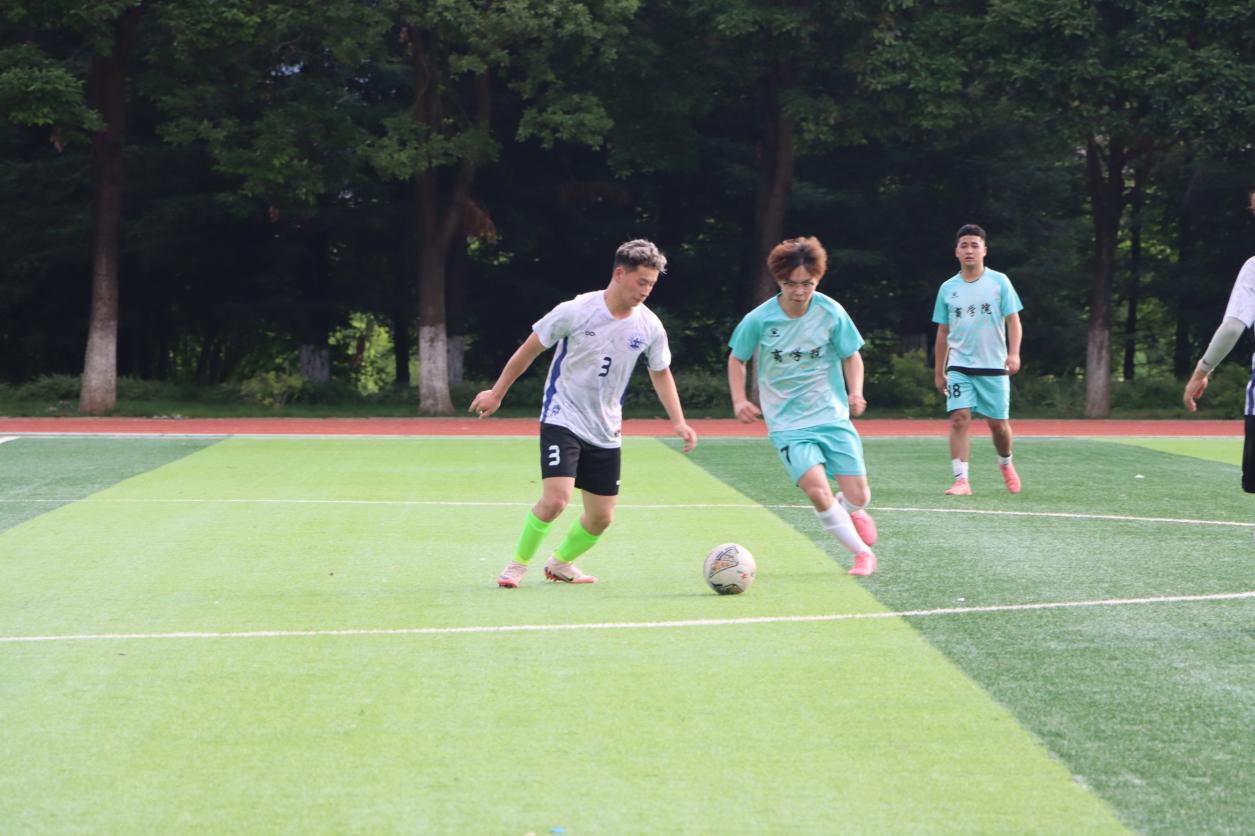 绿茵逐梦，医商对决—云南经济管理学院足球决赛圆满落幕 第 4 张