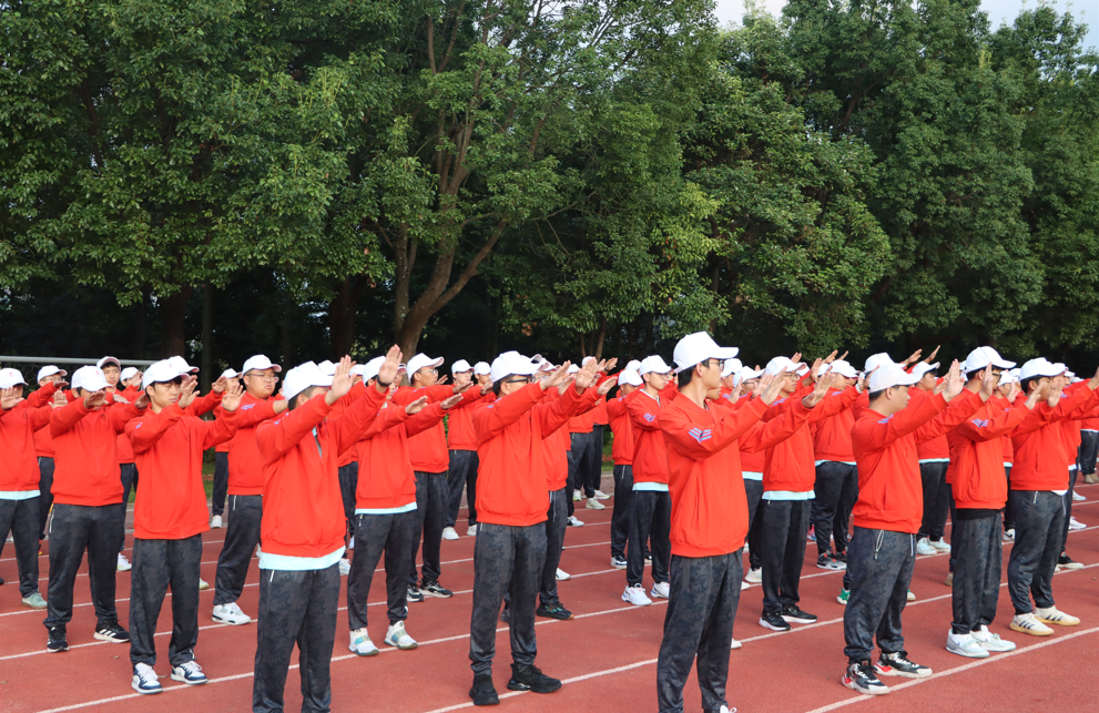 训练场上练硬功，才艺时光添温情 第 2 张