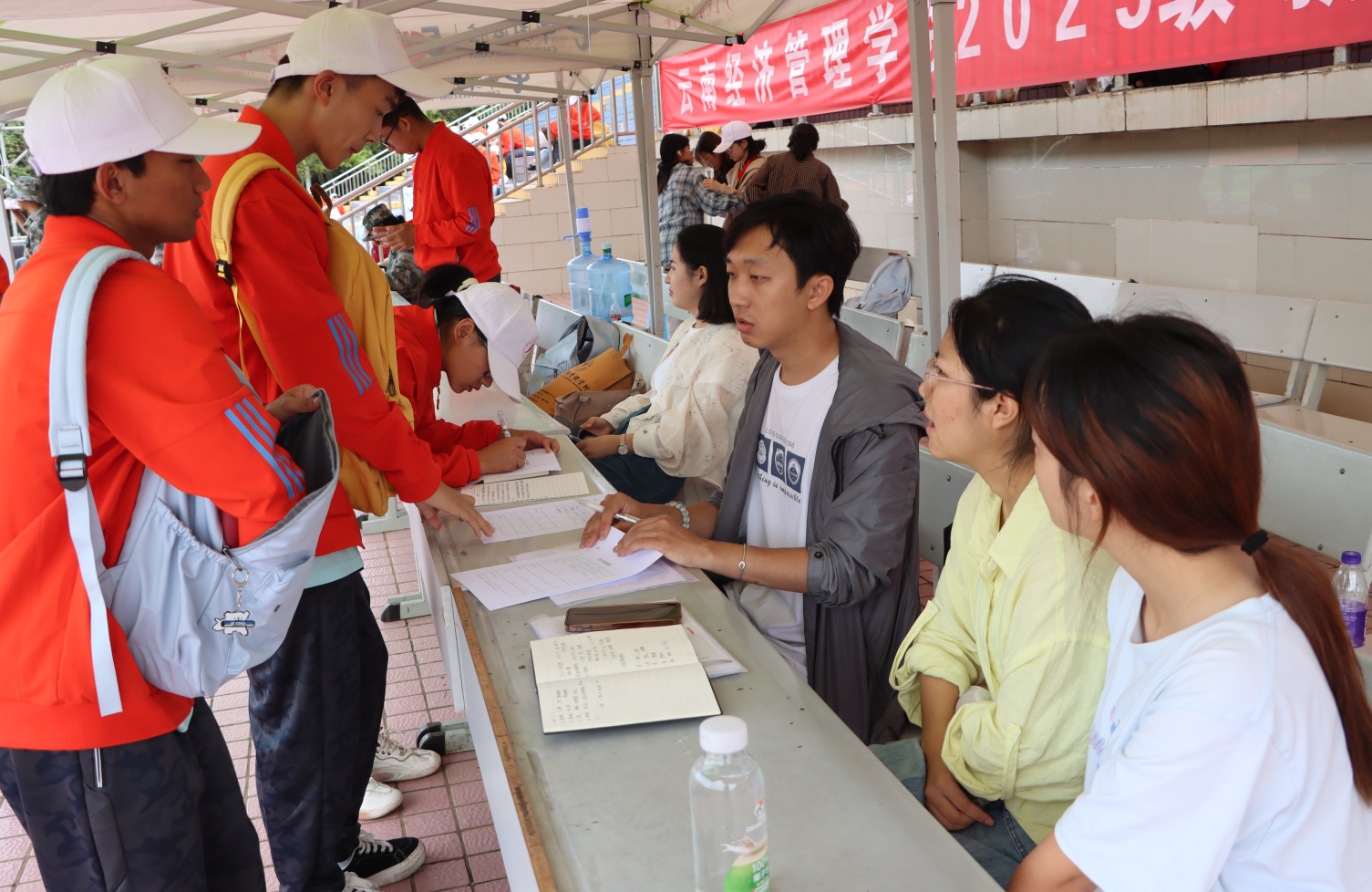 云南经济管理学院医学院：军训温情满场，青春暖意盈心 第 9 张
