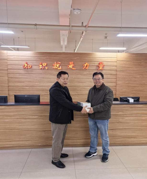 李铭副校长向图书馆捐赠一批精品书籍 第 1 张 李铭副校长向图书馆捐赠一批精品书籍 第 1 张