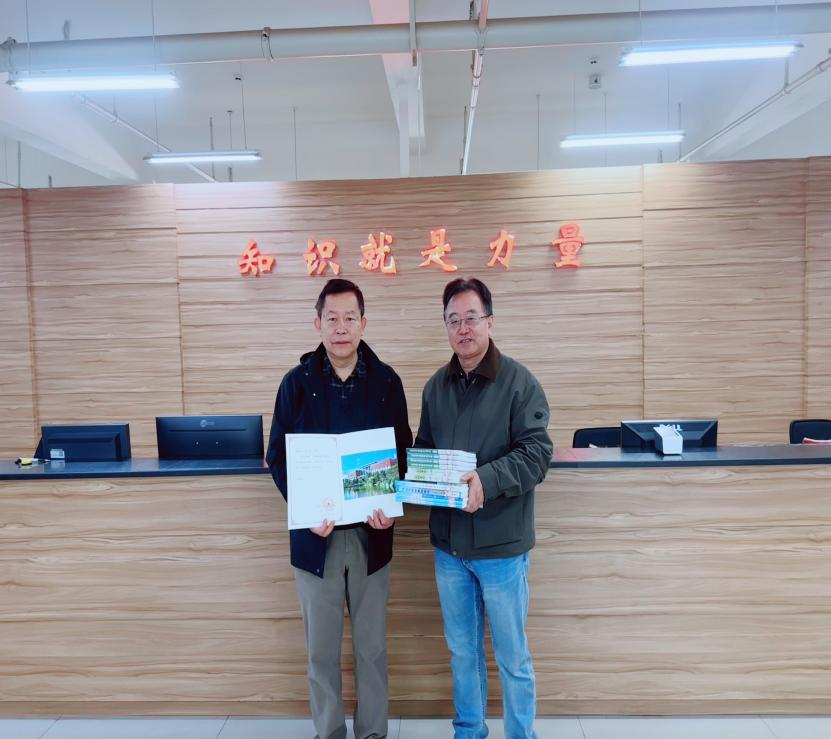 李铭副校长向图书馆捐赠一批精品书籍 第 1 张 李铭副校长向图书馆捐赠一批精品书籍 第 1 张