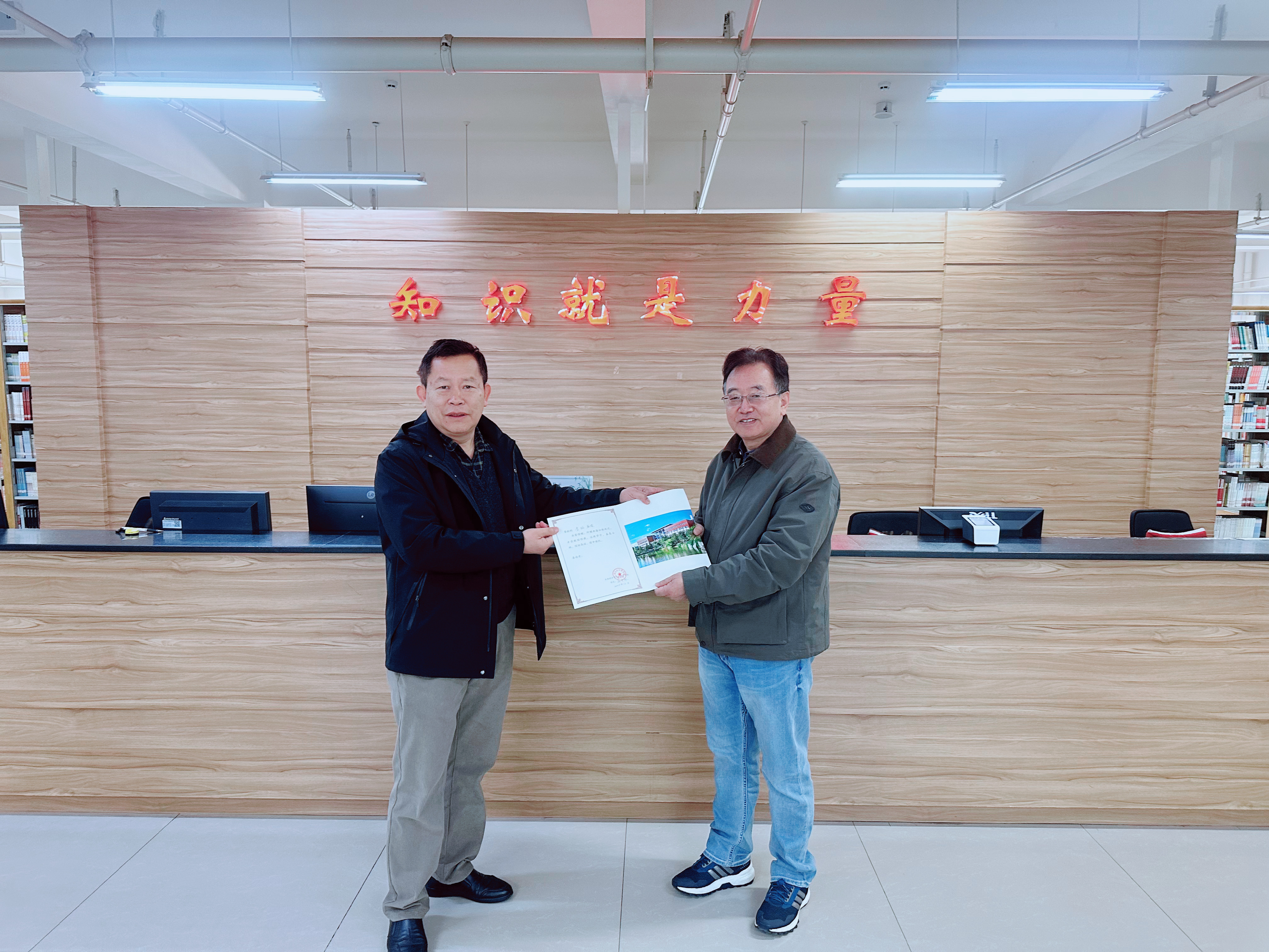 李铭副校长向图书馆捐赠一批精品书籍 第 2 张 李铭副校长向图书馆捐赠一批精品书籍 第 2 张